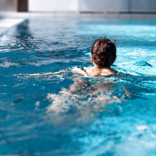 Nadador en la piscina cubierta del Hotel Adler Asperg cerca de Ludwigsburg