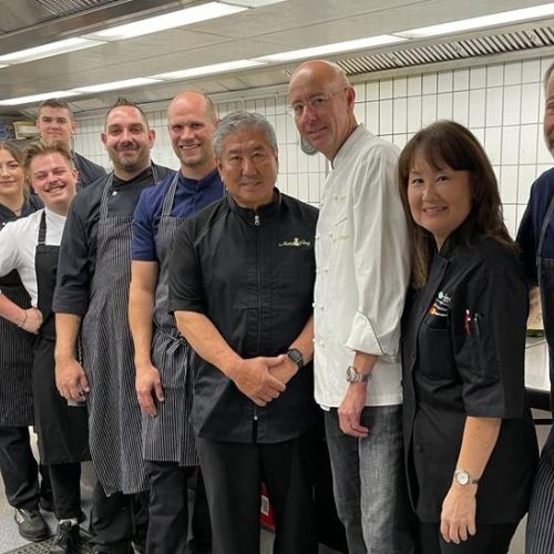 A finales de julio, el cocinero hawaiano Alan Wong se unió a nuestro equipo de cocina como chef invitado para la fiesta de cumpleaños de un cliente