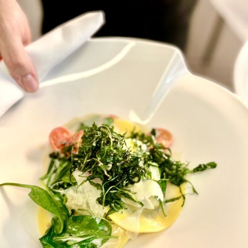 hausgemachte_pasta_mit_pilzen_und_pecorino_gefullt_dazu_buntes_spinatgemuse_und_gehobelter_pecorino_mit_knusprigem_rucola