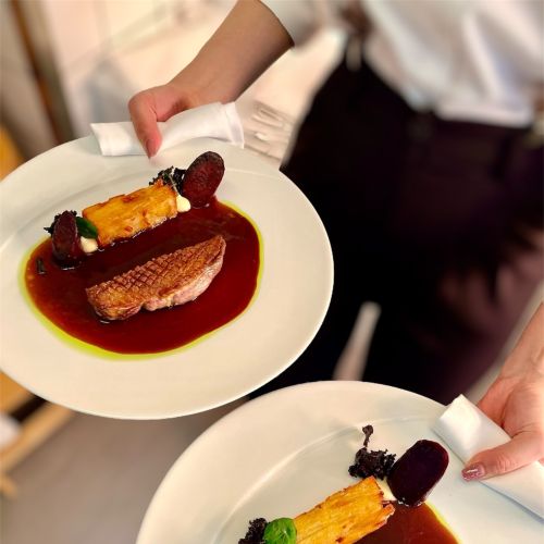 rosa_gebratene_entenbrust_mit_glasierter_lila_karotte-_kartoffelterrine_und_kirschjus