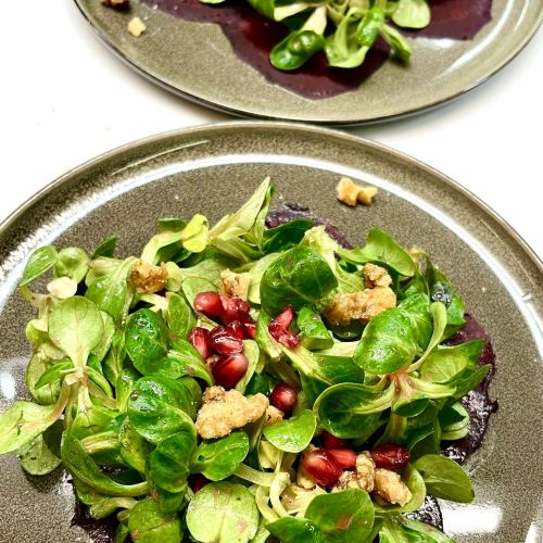 rote_beete_carpaccio_mit_ludwigsburger_feldsalat-_granatapfelvinaigrette_und_karamellisierten_walnussen