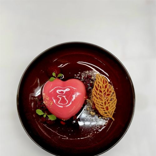 vanilleherz_mit_himbeer-kamillensud-_himbeersorbet_und_vanillestreuseln