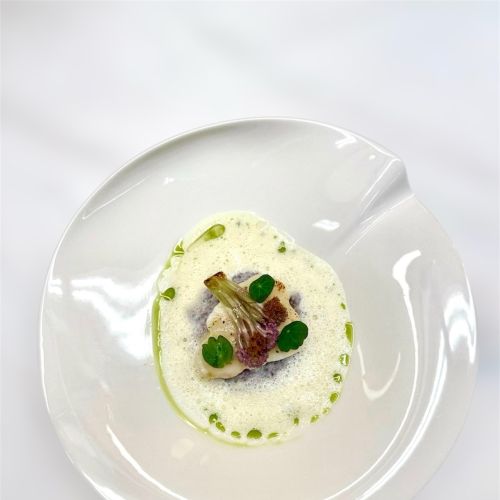 skrei_mit_lila_blumenkohl-_sudachi_und_sake_beurre_blanc